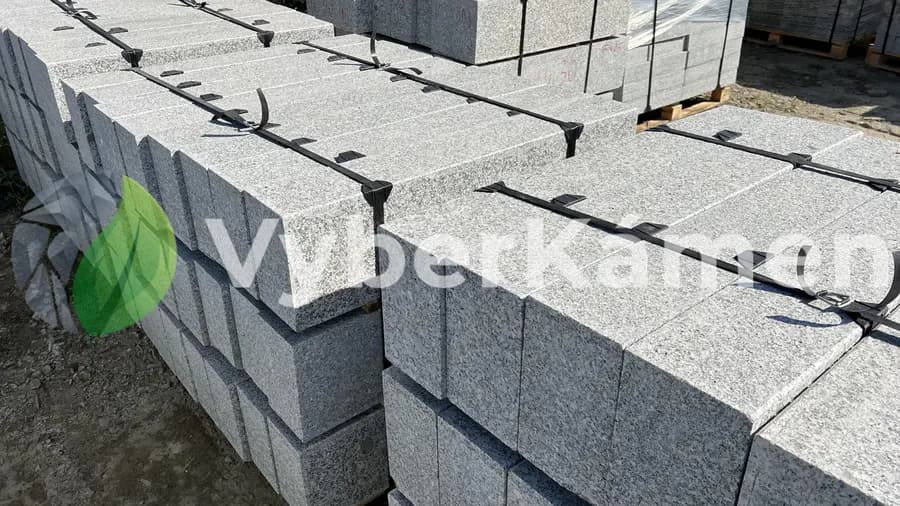 Žulový obrubník 10x25x80–120cm, přímý