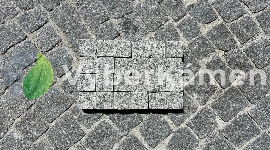Žulová řezano-štípaná kostka 6x6cm, tl. 4cm (boční strany řezané, vrchní a spodní strana štípaná) světle šedá, hrubozrnná