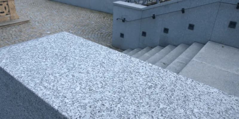 Žulová dlažba šedá, detail. Žulové masivní schody.