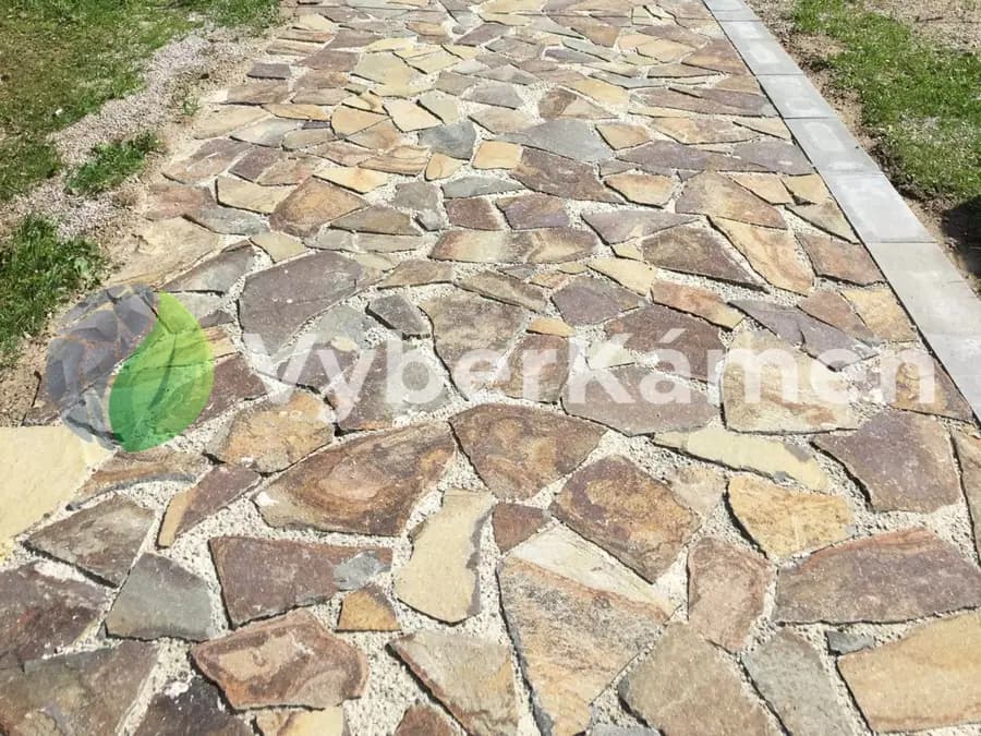 Šlapáky, placáky, nepravidelná dlažba