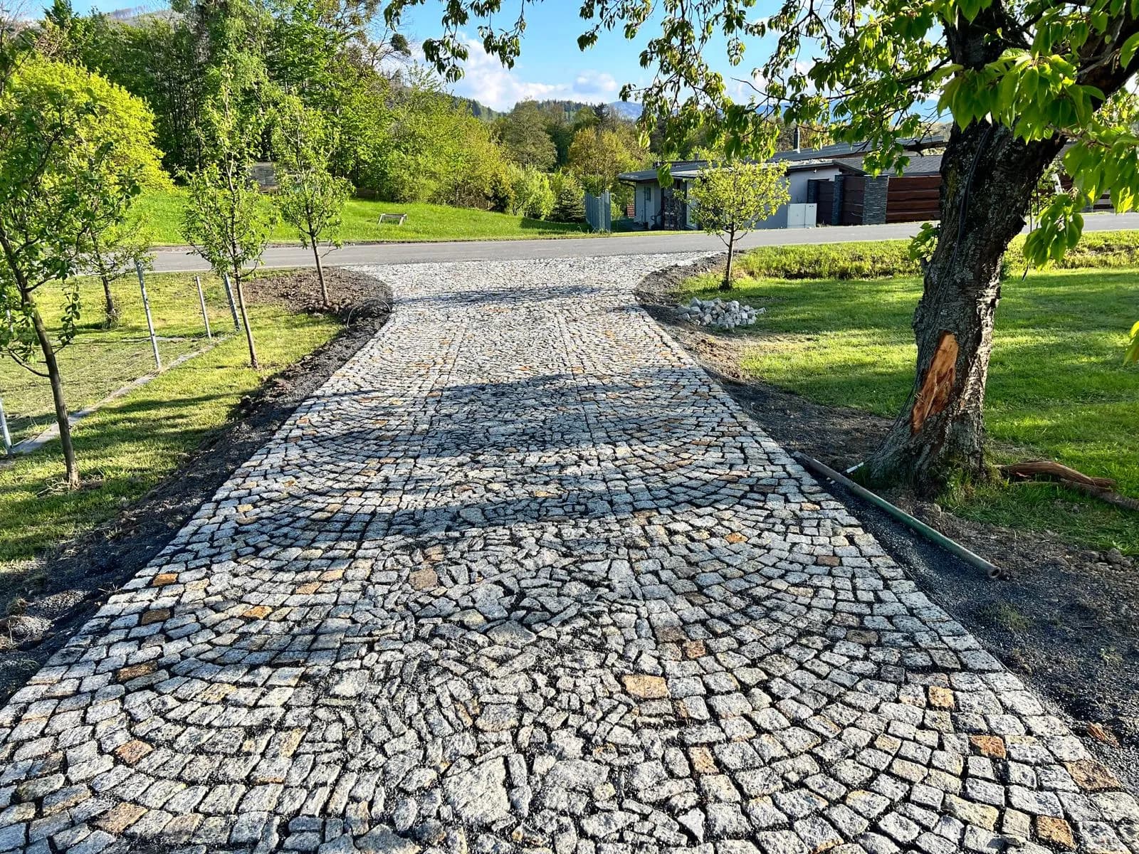 Drť jako nezbytný základ pro montáž venkovní dlažby