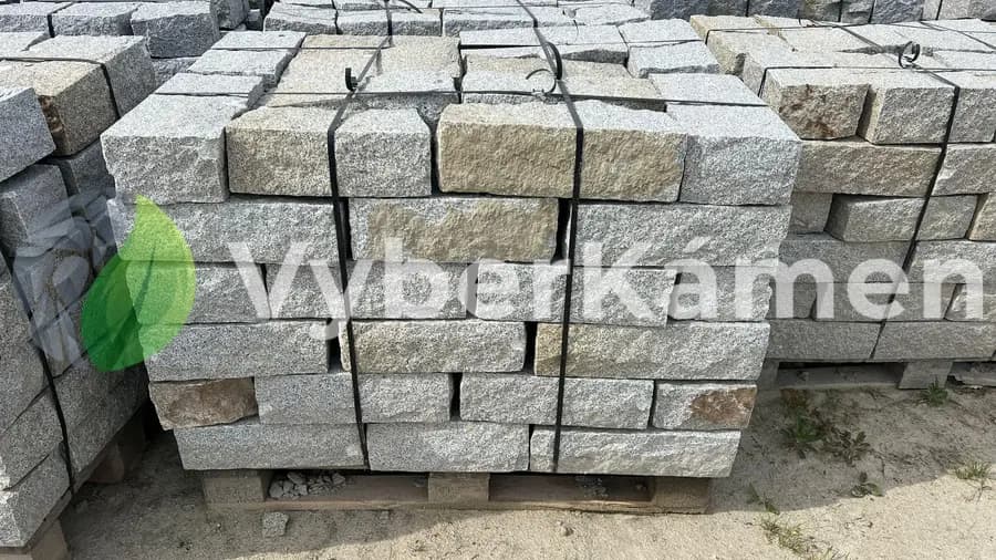 Žulový štípaný krajník - šedožlutý, jemnozrnný