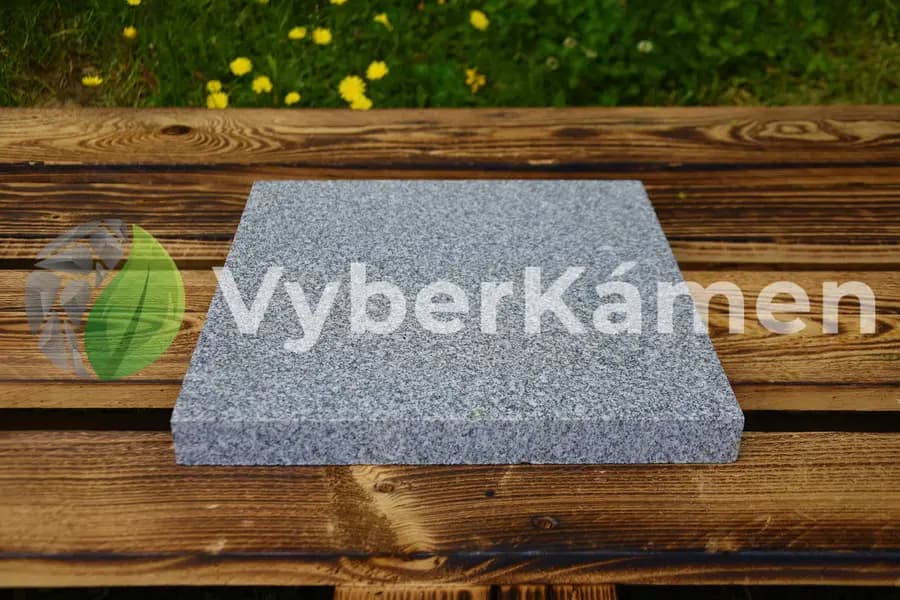 Žulová formátovaná dlažba, tmavě šedá jemnozrnná