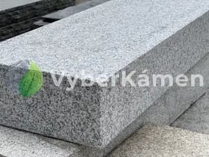Žulový schodišťový stupeň
