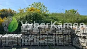 obrubníky z přírodního kamene na paletách