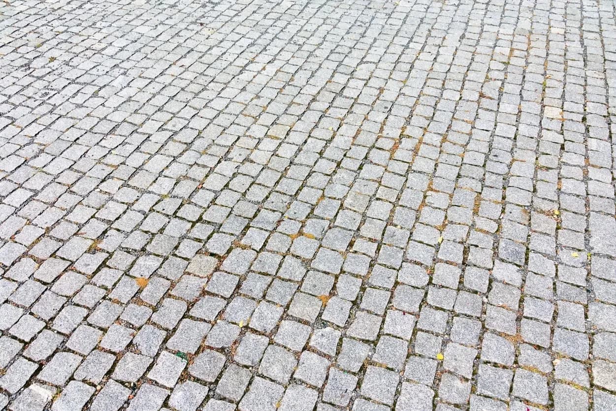 Dlažební kostky frakce 8/11 v šedém odstínu, tvořící trvanlivý a estetický povrch na náměstí v Uničově.