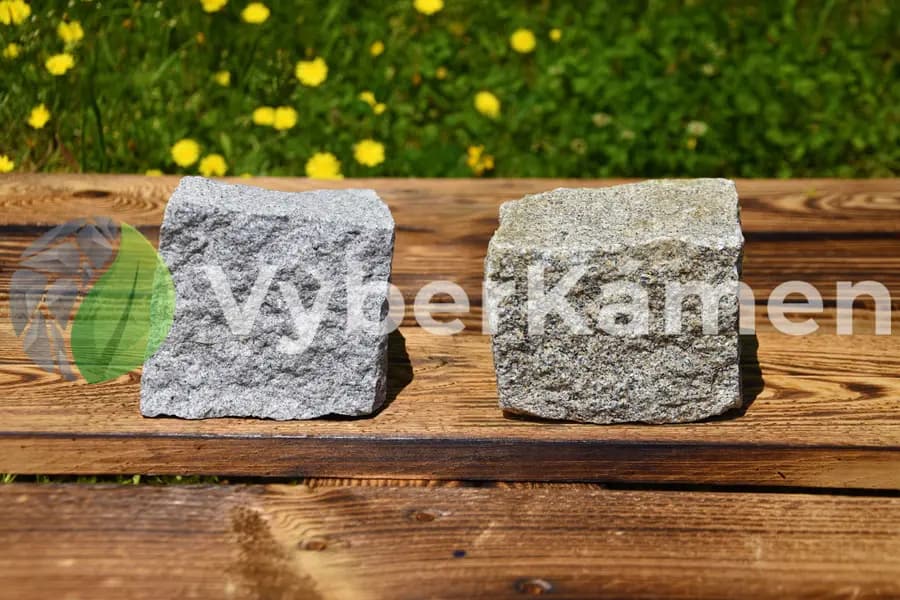 Žulová štípaná kostka šedožlutá, jemnozrnná