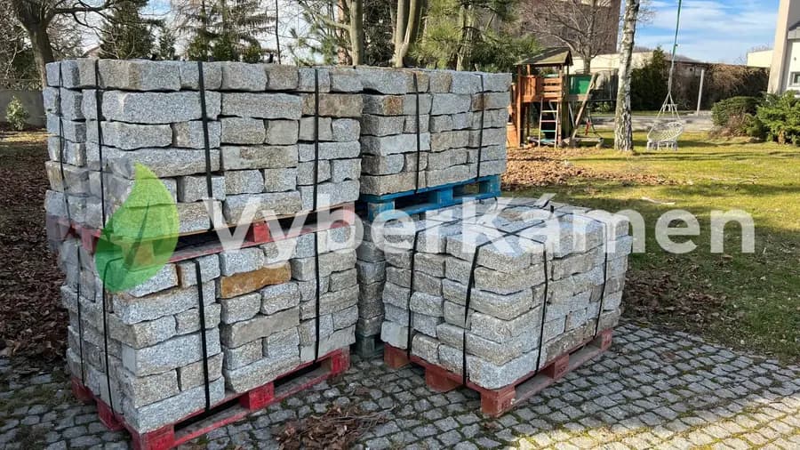 Žulový štípaný krajník - šedohnědý, hrubozrnný